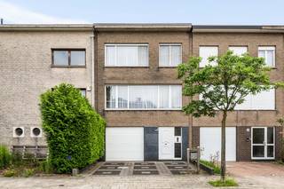 Op een gunstige locatie in een aangename woonwijk nabij het centrum van Hoboken bevindt zich deze op te frissen gezinswoning. Dankzij de ligging op wandelafstand van het Polderbos geniet u hier van een mooie combinatie van rust, groen en een vlotte bereikbaarheid. De degelijke structuur, de praktische indeling en het aanwezige potentieel maken van deze woning een uitstekende opportuniteit voor kopers die hun toekomstige thuis volledig naar eigen smaak wensen vorm te geven.<br /><br />Via de inkomhal met gastentoilet betreden we de woning. Op het gelijkvloers bevinden zich eveneens een praktische berging met aansluiting voor wasmachine en droogkast, de toegang naar de veranda en tuin, alsook de inpandige garage met extra bergruimte.<br /><br /><span><span><span><span><span>De eerste verdieping omvat de ruime en lichtrijke leefruimte. Dankzij de grote raampartijen geniet deze verdieping van een aangename natuurlijke lichtinval. Aansluitend bevindt zich de verzorgde keuken met uitzicht op het groen achteraan.</span></span></span></span></span><br /><br /><span><span><span><span><span>Op de tweede verdieping bevinden zich drie volwaardige slaapkamers en een badkamer uitgerust met een dubbele wastafel, inloopdouche en toilet.</span></span></span></span></span><br /><br /><span><span><span><span><span>Een bijkomende troef is de veranda achteraan de woning, die een mooie overgang vormt tussen woning en tuin. De achterliggende tuin beschikt over een terras, barbecue en tuinhuis en biedt een aangename buitenruimte om in alle rust te genieten.</span></span></span></span></span><br /><br /><span><span><span><span><span>Dankzij de rustige ligging, de praktische indeling, de inpandige garage, drie slaapkamers en de leuke tuin vormt deze woning een interessante opportuniteit voor wie op zoek is naar een degelijke gezinswoning met potentieel nabij een centrale locatie in Hoboken.</span></span></span></span></span><br /><br />Interesse in deze woning? Neem gerust contact op voor een bezoek ter plaatse via 03 337 50 70 of info@vbvastgoed.be.