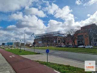 Deze opbrengsteigendom met <strong>6 slaapkamers</strong> bevindt zich op slechts <strong>1 kilometer van het centrum van Gent</strong>.<br /><br />Op het gelijkvloers bevinden zich een gemeenschappelijke keuken, een gemeenschappelijke sanitair gedeelte en 2 slaapkamers. Achteraan de woning is er toegang tot de gemeenschappelijke <strong>tuin</strong> van 40m². De eerste verdieping telt twee slaapkamers, op de bovenste verdieping bevinden zich nog twee bijkomende slaapkamers. De woning beschikt over een <strong>conformiteitsattest</strong> voor verhuur en een<strong> conforme elektrische installatie</strong>. Mits een grondige opfrissing of renovatie kan je deze opbrengsteigendom omvormen tot een hedendaagse en aantrekkelijke kamerwoning nabij het centrum van Gent en in de onmiddellijke nabijheid van Dok-Noord. Alle kamers zijn momenteel verhuurd. <br /><br />Interesse in deze gunstig gelegen opbrengsteigendom? <strong>Contacteer Gijs</strong> voor een bezoek ter plaatse via <strong>0494 84 48 24</strong> of <strong>gijs@convas.be</strong><br /> 