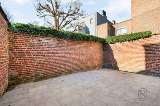 <p><strong>Immeuble de rapport idéalement situé avec 2 appartements, grand garage et espaces de stockage supplémentaires dans l’une des plus belles rues de Renaix !</strong> Ce bien offre une excellente opportunité pour les investisseurs à la recherche d’un investissement immobilier solide avec du potentiel. Avec une superficie habitable d’environ 250 m² sur un terrain de 114 m², vous bénéficiez d’une construction robuste offrant de nombreuses possibilités de rénovation et d’optimisation.</p>
<p><strong>DISPOSITION :</strong><br />Rez-de-chaussée : spacieux garage pouvant accueillir plusieurs voitures ainsi que des espaces de rangement supplémentaires.<br />Étage : deux appartements spacieux, chacun composé d’un séjour, d’une cuisine partiellement équipée, d’une salle de bain et de 2 chambres. Chaque appartement dispose de compteurs séparés.</p>
<p>À l’extérieur, le bien dispose d’une terrasse d’environ 20 m².</p>
<p><strong>Pour qui ce bien est-il idéal ?</strong><br />♦ Pour les investisseurs à la recherche d’un immeuble de rapport avec potentiel.<br />♦ Pour ceux qui souhaitent rénover et créer de la valeur dans un emplacement de choix.</p>
<p>Visite sur rendez-vous avec Immo Beguin : info@immobeguin.be</p>