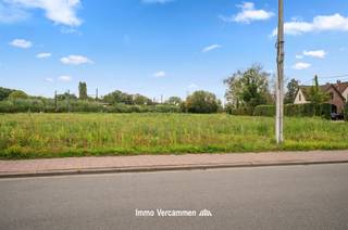<p><span>Prachtig perceel bouwgrond voor halfopen bebouwing, gunstig gelegen te Sint-Katelijne-Waver.</span></p><p><span> </span></p><p><span>Dit mooie, perfect zuidoost georiënteerde perceel met oppervlakte van 594 m² biedt de mogelijkheid om een eigen woning te ontwerpen met volgende vormvereisten: voorgevel 8m, bouwdiepte maximaal 17m op het gelijkvloers.</span></p><p><span> </span></p><p><span>De grond is uiterst gunstig gelegen in een landelijke omgeving, nabij het landelijke dorpscentrum met scholen, winkels, sport- en ontspanningsmogelijkheden. Een vlotte bereikbaarheid is gegarandeerd dankzij de centrale ligging tussen Brussel en Antwerpen - Mechelen en Lier, nabij treinstation en fietsostrade, belangrijke invalswegen en openbaar vervoer.</span></p><p><span> </span></p><p><span>Vrijblijvende informatie te verkrijgen via 015/755 444 of info@immovercammen.be .</span></p><p><span> </span></p>