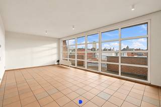 Mooi ruim appartement in hartje Roeselare met onder meer 3 slaapkamers en kelderberging.<br /><br /><strong>Indeling:</strong><br />Ruime inkomhal, gastentoilet & vestiaire.<br />Woonkamer - ingerichte keuken & berging met wasplaats.<br />Terras aan de straatzijde en aan de achterzijde.<br /><br />Badkamer met daglicht voorzien van dubbel lavabomeubel en ligbad.<br />3 slaapkamers.<br />Zolder (via uitschuifbare trap).<br /><br />Kelderberging.<br /><br /><strong>Details:</strong><br />- cv op aardgas (nieuwe brander!)<br />- ideale ligging in het centrum<br />- onmiddellijk beschikbaar<br />- er is mogelijkheid tot aankoop van een ondergrondse parkeerplaats met uitrit vooraan de Albrecht Rodenbachstraat.<br />- 1ste verdieping<br /><br /><strong>Contact:</strong><br />Voor meer informatie of een bezoek, contacteer Stijn op 0491 61 42 19 of info@stijndebusschere.be.<br />