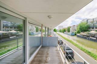 <p><span>GHENT CENTRUM - Studio prêt à l'emploi avec terrasse ensoleillée dans la Residentie Justine</span></p><p><span> </span></p><p><span>Situé au rez-de-chaussée de la résidence, nous trouvons cet appartement lumineux et prêt à l'emploi avec un espace extérieur agréable.</span></p><p><span>Idéal pour débuter ou investir, il bénéficie d'un accès facile au centre-ville, aux campus étudiants et aux voies d'accès.</span></p><p><span> </span></p><p><span> </span></p><p><span>Les principaux atouts en bref : </span></p><ul><li><span>Situation centrale</span></li><li><span>Environnement verdoyant avec vue sur l'estuaire du Muinkschelde </span></li><li><span>Caractère prêt à l'emploi</span></li><li><span>Deux chambres à coucher de taille normale</span></li><li><span>Possibilité d'acheter un emplacement intérieur</span></li><li><span>Terrasse spacieuse</span></li><li><span>EPC favorable et électricité conforme</span></li></ul><p><span> </span></p><p><span> </span></p><p><span>Aménagement</span><span>: hall d'entrée avec débarras, espace de vie ouvert avec cuisine équipée, accès à une agréable terrasse urbaine, débarras, salle de bains avec douche et lavabo, deux toilettes séparées et deux chambres à coucher spacieuses.</span></p><p><span> </span></p><p><span> </span></p><p><span>Important</span><span>:</span></p><p><span>Prix indicatif : 390 000 EUR</span></p><p><span>EPC : 151 kWh/m² an (UC : 20230418-0002859975-RES-1)</span></p><p><span>Pas d'obligation de rénovation</span></p><p><span> </span></p><p><span>Intéressé(e) ? Contactez l'agence immobilière Axel Lenaerts pour plus d'informations ou pour une visite sur place au </span><span>09 245 24 24</span><span> ou Laurens@axellenaerts.be</span></p><p><span> </span></p>