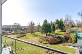 <p><span>Dans cet appartement récent en duplex, vous profiterez du calme et de la tranquillité et d'une belle vue sur un parc de 70 hectares. </span></p><p><span>L'appartement dispose d'une salle à manger spacieuse, d'un coin salon et d'une cuisine ouverte avec vue sur le parc. Dans le hall d'entrée se trouve un vestiaire avec des toilettes pour les invités. La salle à manger dispose d'un mur de placards et d'une pièce de rangement séparée avec des raccordements pour les machines à laver et à sécher. L'escalier à l'étage abrite 4 chambres à coucher, deux salles de bains et deux toilettes.</span></p><p><span>L'appartement est économe en énergie grâce à son chauffage par le sol et confortable grâce à sa climatisation. </span></p><p><span>La cuisine est équipée d'une plaque de cuisson à induction et d'une tasse à gaz (wok) d'une part. Le lave-vaisselle, le four à vapeur, le micro-ondes, le réfrigérateur et le congélateur sont tous intégrés.</span></p><p><span>Le spacieux living donne accès par fenêtre coulissante à une terrasse sans vis à vis. </span></p><p><span> </span></p><p><span>L'appartement a été construit en 2012 et est comme neuf. Vente sous droit d'enregistrement.</span></p><p><span>Il y a un ascenseur. Possibilité d'acheter un spacieux garage/atelier simple/double ou 2 x double -2.</span></p><p><span>Situation unique grâce à la proximité du ring de Louvain, de SportOase, du parc industriel Haasrode et de l'autoroute E40.</span></p><p><span>Le parc est une oasis de calme et dispose de son propre court de tennis.</span></p><p><span>Abri à vélos commun disponible.</span></p><p><span> </span></p>