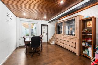 <p><strong>Maison familiale économe en énergie comprenant 3 chambres spacieuses, 2 salles de bains et une cour ensoleillée</strong></p><p>Idéalement située, à proximité des commerces, des écoles, des transports en commun et des principaux axes routiers, cette maison mitoyenne en grande partie rénovée bénéficie d’un excellent classement énergétique (EPC A). La plage se trouve à moins d’un kilomètre et le centre-ville n’est qu’à quelques minutes à vélo.</p><p>La maison a fait l'objet d'importants travaux de rénovation ces dernières années. Ainsi, le toit a notamment été entièrement refait et isolé, les façades ont été isolées, l'installation électrique a été rénovée et mise en conformité, et toutes les fenêtres ont été remplacées par du vitrage à haut rendement (triple vitrage et vitrage HR). De plus, les 10 panneaux solaires permettent de réduire considérablement la facture d'énergie.</p><p><strong>Agencement</strong></p><p><strong>Rez-de-chaussée</strong></p><ul><li>Hall d'entrée</li><li>Grand débarras, idéal pour les vélos et le rangement supplémentaire</li><li>Pièce à vivre conviviale</li><li>Cuisine séparée</li><li>Salle de bains avec baignoire, lavabo, WC et branchement pour lave-linge</li><li>Cour ensoleillée et facile d'entretien, orientée sud-ouest</li><li>Débarras extérieur supplémentaire</li></ul><p><strong>Premier étage</strong></p><ul><li>Vestibule</li><li>2 chambres spacieuses</li></ul><p><strong>Deuxième étage</strong></p><ul><li>Très grande troisième chambre</li><li>Deuxième salle de bains récemment rénovée, avec double vasque, WC et baignoire avec douche</li></ul><p>Les volets roulants à commande électrique dans le salon et les chambres offrent un confort supplémentaire.</p><p>Cette maison allie espace, efficacité énergétique et emplacement exceptionnel. Quelques travaux de rafraîchissement personnels suffiront pour en faire un foyer contemporain où vous pourrez vivre sans souci pendant de nombreuses années.</p><p><strong>Atouts<br />✔</strong> CPE A<br />✔ 10 panneaux solaires<br />✔ Installation électrique conforme<br />✔ Toiture et isolation rénovées<br />✔ 3 chambres spacieuses<br />✔ 2 salles de bains<br />✔ Cour orientée sud-ouest<br />✔ À proximité de la plage, des commerces et des écoles</p>