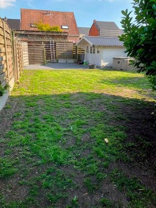 Karaktervolle woning met hoge plafonds – renovatieproject met veel potentieel<br /><br />Bent u op zoek naar een woning met karakter, ruimte en eindeloze mogelijkheden? Deze ruime woning, vroeger ingericht als woonhuis met winkel, wacht op een nieuwe eigenaar met visie.<br /><br />De woning is totaal te renoveren, maar biedt prachtige troeven:<br />✨ Mooie hoge plafonds die zorgen voor een uniek gevoel van ruimte<br />✨ Royale volumes en een flexibele indeling<br />✨ Authentiek pand met een rijk verleden en veel potentieel<br /><br />Dankzij de ruime oppervlakte is dit pand ideaal voor wie droomt van een gezinswoning, een combinatie wonen-werken, of een investeringsproject. Met de juiste renovatie kan dit uitgroeien tot een echte parel.<br /><br />Een buitenkans voor wie niet bang is om de handen uit de mouwen te steken en een woning volledig naar eigen smaak wil creëren.<br /><br />📍 Ontdek de mogelijkheden en laat uw verbeelding spreken.<br />Belangrijk:<br />Deze woning is onderworpen aan de renovatieverplichting van de Vlaamse overheid voor residentiële gebouwen (tenzij sloop binnen 5 jaar). Raadpleeg alle info via:<br />🔗 www.vlaanderen.be/renovatieverplichting