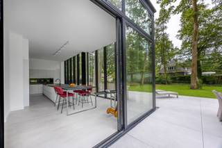 <p><strong>Exclusieve, Volledig Gerenoveerde Villa op een Prachtige Locatie in Schilde</strong></p>
<p>Met trots stellen wij u deze uitzonderlijke, volledig gerenoveerde villa voor, gelegen op een prachtig hoekperceel in het idyllische en residentiële 's-Gravenwezel, vlak bij het centrum van Schilde. Deze unieke woning bevindt zich in een rustige doodlopende straat, op wandelafstand van scholen, openbaar vervoer en winkels – de perfecte balans tussen privacy en bereikbaarheid.<br /><br /><strong>Architecturale Perfectie – Een Samenspel van Verleden en Toekomst</strong><br />De recente totaalrenovatie transformeerde deze villa tot een ware parel, waarbij karaktervolle elementen harmonieus samengaan met hedendaagse luxe en technologie. Elke ruimte vertelt een verhaal: zorgvuldig herontworpen met oog voor detail, kwaliteit en sfeer. Het resultaat is een woning van absolute topklasse, zowel technisch als esthetisch.</p>
<p><strong>Indeling </strong><br />Bij binnenkomst wordt u verwelkomd in een stijlvolle inkomhal met vestiaire en gastentoilet. Van hieruit heeft u toegang tot een polyvalente ruimte, ideaal als bureau of tv-kamer, en een gezellige eetkamer.</p>
<p>De royale leefruimte biedt een prachtig uitzicht op de tuin en sluit naadloos aan op de spectaculaire leefkeuken, ondergebracht in een adembenemende glazen uitbouw. Deze keuken is volledig uitgerust met hoogwaardige toestellen en biedt een perfecte interactie met de buitenruimte – ideaal voor wie houdt van binnen-buiten leven.</p>
<p>Verder op het gelijkvloers is er een dubbele inpandige garage en een praktische berging</p>
<p><strong>Eerste Verdieping </strong><br />De elegante stalen trap leidt naar de eerste verdieping, waar vier ruime slaapkamers onder de indrukwekkende dakstructuren zijn ondergebracht. <br />De master suite is een waar toevluchtsoord, met ruimte voor een dressing, een luxueuze en-suite badkamer en een panoramisch zicht op de tuin.<br />Daarnaast:</p>
<ul>
<li>
<p>Eén slaapkamer met eigen douchekamer</p>
</li>
<li>Twee extra ruime slaapkamers</li>
<li>
<p>Extra badkamer met inloopdouche en dubbele wastafel</p>
</li>
<li>
<p>Apart toilet</p>
</li>
<li>
<p>Praktische waskamer</p>
</li>
</ul>
<p><strong>Buitenruimte – Uw Privé-Oase</strong><br />De riante tuin, omringd door volwassen bomen, biedt een oase van rust en privacy. Het ruime zonneterras vormt de ideale plek om te ontspannen, te genieten van lange zomerdagen of gasten te ontvangen in stijl. Er is een mogelijkheid om een zwembad te laten aanleggen.</p>
<p><strong><br />Bijzonderheden:</strong></p>
<ul>
<li>Totale, hoogwaardige renovatie</li>
<li>Verkoop onder registratie</li>
<li>EPC-label A</li>
<li>Vloerverwarming overal</li>
<li>Grote raampartijen voor optimale lichtinval</li>
<li>Hoogwaardige afwerking en maatwerkoplossingen</li>
<li>Buiten tafeltennis (voor zomer/winter)</li>
</ul>
<p></p>
<p>Voor meer informatie of een bezichtiging aan deze prachtige woning, neem contact met Sigalit via sigalit@reds.be of 0475668474</p>