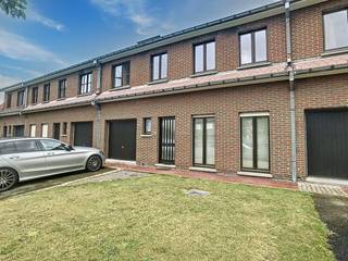 Dit huis te huur is uiterst rustig gelegen maar toch nabij het centrum van Beveren-Leie. De woning omvat een een ruime leefruimte met aanpalend de keuken. Verder zijn er nog 3 slaapkamers alsook een vernieuwde keuken aanwezig. In de tuin is het tijdens de zonnige periode heerlijk vertoeven.<br /><br />Het gepubliceerde EPC is niet meer van toepassing. Intussen werd het dak geïsoleerd alsook hoogrendementsglas gestoken. Daarnaast wordt nog een nieuwe centrale verwarming op gas voorzien. Door deze renovaties is het EPC nog gunstiger. <br /><br />Indeling: <br />* gelijkvloers: <br />inkomhal met apart toilet - leefruimte - keuken - berging - garage met wasplaats - tuin met tuinhuis<br />* eerste verdieping:<br />slaapkamer 1 -  slaapkamer  2 - slaapkamer 3 - berging - badkamer met bad, lavabo en toilet<br /><br />Troeven: <br />+ 3 slaapkamers<br />+ nieuwe cv op aardgas<br />+ vernieuwde keuken<br />+ rustig gelegen<br />+ ruime tuin<br />+ stadswater + regenwater aanwezig (1500 liter)<br /><br />De snelste manier om een bezoek te brengen aan deze woning? Vraag je bezoek aan via de rode knop op onze website (www.dewaele.com) en je wordt gecontacteerd door onze makelaar. Telefonisch kunnen er geen afspraken gemaakt worden. Bij andere vragen kun je ons telefonisch contacteren via 056 605 605.