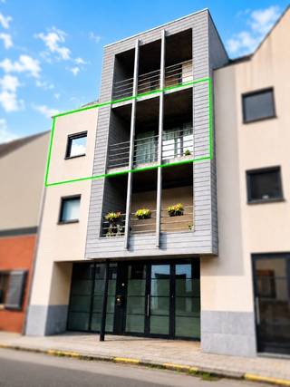 Vlakbij de Grote Markt van Wevelgem bevindt zich dit verzorgd appartement <br /><br />Dankzij de grote raampartijen geniet de woning van veel natuurlijke lichtinval en een aangenaam ruimtelijk gevoel.<br />De ruime leefruimte sluit naadloos aan op de praktische inloopkeuken, waardoor een gezellige en open woonomgeving ontstaat.<br /><br />Het appartement beschikt over twee volwaardige slaapkamers en twee ruime terrassen: één aansluitend aan de leefruimte (+-6m²)en één bereikbaar via de slaapkamers (+-8m²)<br />Zo geniet u op elk moment van de dag van een aangename buitenruimte.<br /><br />De badkamer is uitgerust met een ligbad en een nieuw geplaatst glazen douchepaneel, waardoor u zowel comfortabel kunt douchen als ontspannen in bad kunt genieten. Verder is er een toilet en een ruime berging aanwezig.<br /><br />Doorheen het volledige appartement werd gekozen voor een onderhoudsvriendelijke keramische tegelvloer, met vinylparket in de slaapkamers.<br /><br />Alle ramen zijn voorzien van hoogrendementsbeglazing met ventilatieroosters. <br />Bovendien werden recent in de slaapkamers elektrische rolluiken op zonne-energie geplaatst en in de living elektrische windvaste zonnescreens.<br /><br />Het appartement werd dit jaar volledig professioneel herschilderd en bevindt zich daardoor in uitstekende staat, klaar voor onmiddellijke bewoning.<br /><br />Met een energieprestatiecertificaat van **label B**, net op de grens met label A, is dit appartement bovendien bijzonder energiezuinig. <br /><br />Troeven op een rij:<br />* Centrale ligging nabij de Grote Markt <br />* Ruime en lichtrijke leefruimte<br />* 2 volwaardige slaapkamers<br />* 2 ruime terrassen<br />* Badkamer met bad en douchefunctie<br />* Apart toilet en grote berging<br />* Hoogrendementsbeglazing<br />* Elektrische rolluiken en zonnescreens<br />* Professioneel herschilderd<br />* Nieuwe HR gasketel 2022<br />* Energiezuinig (EPC-label B)<br />* Grote parking vlakbij<br />* Mobiscore 9,2/10<br /><br /><br />Interesse in een bezoekje ? Contacteer : <br />barbara.bostyn@icloud.com - 0496 16 34 43