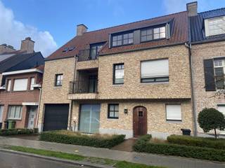 <p><span>Appartement de luxe au 1er étage dans le centre 's-Gravenwezel</span></p><p><span> </span></p><p><span>* Aménagement : hall d'entrée avec toilette, living sur parquet avec porte coulissante vers la terrasse couverte, cuisine ouverte sur mesure avec appareils Miele et débarras attenant, hall de nuit, 2 chambres à coucher sur sol stratifié de haute qualité, salle de bain avec douche à l'italienne / double lavabo</span></p><p><span> </span></p><p><span>- Chauffage central au gaz, chauffage par le sol</span></p><p><span>- ascenseur, vidéophone</span></p><p><span>- garage € 100 / mois</span></p><p><span>- frais communs € 50 / mois</span></p>