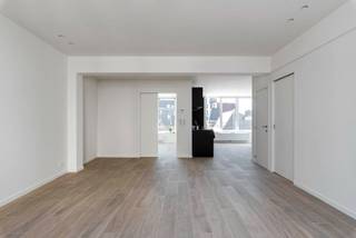 Nog op zoek naar een nieuw stekje? Dit tot in de puntjes gerenoveerd appartement op een uiterst centrale ligging kan uw nieuwe thuis worden! <br />Beschikbaar op 1-10.<br /><br />Indeling: <br />luchtige leefruimte met grote raampartijen en hoge plafonds. Open keuken voorzien van een koelkast met vriesvak, elektrisch kookvuur, dampkap en oven met aansluitend een praktische berging. Mooie badkamer met inloopdouche en lavabo. Toilet apart. 1 ruime slaapkamer. Overal parkettegel. <br /><br />Ligging<br />De Lombardenvest is een mooie straat in de Modewijk en gelegen tussen de Nationalestraat en de “Wilde Zee”. Je vindt op een steenworp van het appartement een waaier aan horeca en winkelmogelijkheden. Zeer goede verbinding openbaar vervoer vanaf de Groenplaats. <br />Maandelijkse kosten 50 euro voor de gemeenschappelijke delen en onderhoud voor de lift (appartement ligt op de 3e verdieping). <br /><br />Alle nutsvoorzieningen met eigen meters. Gunstig EPC van 82 kWh.<br />Afvalberging en fietsenberging voorzien in het gebouw.<br />Wees er snel bij en contacteer ons nu voor een afspraak ter plaatse!