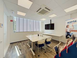 Op zoek naar een centraal gelegen en volledig afgewerkte kantoorruimte voor jouw team? In het centrum van Zomergem komt deze praktische en aangename kantoorruimte van 54 m², inclusief de aansluitende vergaderruimte. De ruimte is ideaal voor een team van 6 à 7 personen.<br /><br />De kantoorruimte is volledig afgewerkt en voorzien van verlichting, warmtepomp, airconditioning en een vaste internetverbinding. De aparte vergaderruimte sluit rechtstreeks aan en is ideaal voor meetings, overlegmomenten of klantenafspraken.<br /><br />Daarnaast kan je gebruikmaken van de gemeenschappelijke delen, waaronder een toilet, berging en volledig uitgeruste keuken. Elektriciteit, water en internet zijn inbegrepen in de huurprijs.<br /><br />De centrale ligging zorgt voor een uitstekende bereikbaarheid. Een bushalte bevindt zich op minder dan 500 meter en in de nabije omgeving vind je diverse winkels, broodjeszaken, bakkers en andere voorzieningen. Ook met de wagen is de kantoorruimte vlot bereikbaar. Parkeren kan in de straat of op de openbare parking op minder dan 200 meter.<br /><br />Extra kantoorruimte mogelijk<br /><br />Heb je nood aan nog meer ruimte? Dan is er de mogelijkheid om een bijkomende kantoorruimte van 75 m² bij te huren. Zo kan de beschikbare ruimte flexibel worden afgestemd op de noden en groei van jouw onderneming.<br /><br />De totaalprijs voor het huren van de extra kantoorruimte bedraagt € 2.000 per maand, excl. btw. Ook hierbij zijn elektriciteit, water en internet inbegrepen.