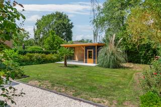 In het gegeerde en groene "Hertebos" bevindt zich deze charmante vrijstaande woning, gelegen op een rustige residentiële locatie. Dankzij de solide constructie, de ruime indeling en de prachtige tuin biedt deze woning een unieke kans voor wie op zoek is naar comfortabel wonen in een aangename en groene omgeving.<br /> <br />Indeling: Gelijkvloers: Via de ruime inkomhal betreedt u de woning, waar u toegang heeft tot het gastentoilet. De lichtrijke woon- eetkamer geniet van grote raampartijen en is uitgerust met airconditioning, wat zorgt voor een aangenaam wooncomfort. Aansluitend bevindt zich de ruime en geïnstalleerde leefkeuken met een mooi uitzicht op de tuin. Vanuit de keuken bereikt u de veranda, een heerlijke extra leefruimte waar u het hele jaar door kunt genieten van het uitzicht op de zonnige, groene tuin. Verder beschikt de woning over een inpandige garage.<br /> <br />Eerste verdieping: De nachthal geeft toegang tot drie ruime slaapkamers, elk met een aangename lichtinval. De ruime badkamer is compleet ingericht met een inloopdouche, ligbad, twee lavabomeubels en een toilet.<br /> <br />Zolder: De ruime geïsoleerde zolder biedt tal van mogelijkheden en kan perfect dienen als extra bergruimte.<br /> <br />Buitenruimte: De aangelegde zonnige tuin geniet van optimale rust en privacy. Achteraan bevindt zich een stijlvol tuinhuis met overdekte zithoek, de ideale plaats om in alle seizoenen te ontspannen of gezellig gasten te ontvangen.<br /> <br />Bijzonderheden:<br />- Gelegen in het gegeerde en groene Hertebos<br />- Vrijstaande woning met veel privacy<br />- Drie ruime slaapkamers<br />- Lichtrijke veranda met zicht op de tuin<br />- Inpandige garage<br />- Ruime en droge kelder en kruipkelder<br />- Ruime zolder<br />- Driedubbele beglazing + rolluiken<br />- Airconditioning in de leefruimte en twee slaapkamers<br />- Rustige, residentiële ligging nabij winkels, scholen en openbaar vervoer<br /> <br />Deze woning combineert een uitstekende ligging met ruimte en comfort. Een ideale gezinswoning voor wie rustig wil wonen in een groene omgeving zonder in te boeten aan bereikbaarheid.<br /> 