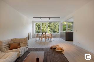 <p><span>Gerenoveerde parel met 3 slaapkamers op toplocatie!</span><span><br /></span><span>Met veel passie, kennis en kunde werd dit ruim en lichtrijk 3 slaapkamer appartement hoogwaardig gerenoveerd.</span><span> U dient enkel te verhuizen, uit te pakken en te genieten! Het appartement ligt op de 2</span><span><sup>e</sup></span><span> verdieping van een prima onderhouden gebouw met schitterende "sixties" elementen vlak tegenover het Leeuwerikpark en om de hoek van het Middelheimpark. Kortom, de perfecte combinatie van authenticiteit en hedendaags comfort waar uw privé- en werkleven hand in hand gaan. Dankzij deze gegeerde centrale ligging zijn parken, scholen, winkels, sportfaciliteiten, openbaar vervoer en invalswegen steeds vlakbij, evenals het bruisende Antwerpse stadsleven.</span></p><p><span><br /></span><span>Inkom-/nachthal, leefruimte & keuken:</span></p><p><span>U betreedt dit klassevol appartement via de inkom-/nachthal met veiligheidsdeur en een nis voor de vestiaire. De aandacht gaat meteen uit naar de prachtige tegelvloer met "travertin-look" die naadloos overgaat in een natuurlijke parketvloer (eik). In de riante leefruimte (37m²) accentueren de fenomenale natuurlijke lichtinval en het geweldige, groene uitzicht het ruimtegevoel des te meer. De prachtige open keuken met kookeiland is een ware "eye-catcher" die voorziet in kwalitatieve toestellen (inductievuur met recirculatie-dampkap, combi-oven, vaatwasser, koelkast en vriezer).<br /><br /></span><span>Slaapkamers, badkamer, toilet, wasruimte & berging:</span><span><br />U beschikt over 3 grote slaapkamers op parket, waarvan 2 kamers met een eigen terras. De master-bedroom beschikt over een eigen dressing. De rustieke badkamer omvat een weelderige inloop-/regendouche, een wasmeubel in "notelaar-look", handdoek-radiator en mechanische ventilatie. Het toilet met handenwasser is apart. Bijkomend is er ook een aparte wasruimte en een extra berging die de individuele HR condensatieketel herbergt en zich perfect leent voor uw kuisgerief.<br /><br /></span><span>Terrassen, kelder & autostaanplaats:</span><span><br />Met 3 charmante terrassen kan u steeds zon en schaduw opzoeken in een rustige, groene omgeving. Ideaal voor uw kopje koffie in de ochtend, een lekker lunch of een sprankelend aperitief na thuiskomst van een drukke dag. Een ruime, droge kelderberging is inbegrepen. De ondergrondse staanplaats biedt extra comfort en dient bij aangekocht te worden (€ 20.000).</span></p><p><span><br /></span><span>Extra troeven:</span></p><p><span>- Mobiscore 9,1</span></p><p><span>- 109m² (cfr. EPC)</span></p><p><span>- EPC B</span></p><p><span>- HR ramen</span></p><p><span>- HR condensatieketel</span></p><p><span>- Dakisolatie 10 cm PUR</span></p><p><span>- Elektriciteit conform</span></p><p><span>- Asbestveilig</span></p><p><span>- 1e bewoning na renovatie</span></p><p><span>- Onmiddellijk beschikbaar</span></p><p><span> </span></p>