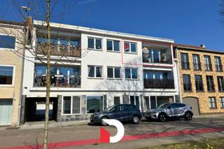 Dit vernieuwde appartement op de tweede verdieping biedt een aangename en lichtrijke woonomgeving op een rustige ligging aan de rand van Brugge. De ruime leefruimte geniet van veel natuurlijk licht en sluit aan op de open, volledig ingerichte keuken, wat zorgt voor een modern en open woongevoel. Het appartement beschikt over twee volwaardige slaapkamers en een stijlvolle badkamer met inloopdouche en lavabomeubel. Daarnaast is er een praktische berging met ingemaakte kasten en een apart toilet. Het appartement is voorzien van gordijnen en verlichtingsarmaturen.<br /><br />Achteraan het gebouw bevindt zich een garagebox bij te huren aan € 80/maand, wat een grote meerwaarde biedt. Dankzij de gunstige ligging bevinden bushalte, het station en diverse winkels zich in de onmiddellijke nabijheid. Bovendien is het centrum van Brugge vlot bereikbaar te voet of met de fiets, wat dit appartement ideaal maakt voor wie comfortabel en centraal wil wonen.<br /><br />EPC: 158 kWh/m². Gemeenschappelijke kosten provisie: € 60/maand.<br /><br />Er is geen lift aanwezig in het gebouw.<br /><br />Plan uw bezoek eenvoudig online: www.delbecque.immo.