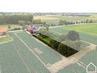 TE KOOP: Halfopen woning met 4 slaapkamers, garage en landelijke verzichten in Elverdinge<br /><br />bekijk de vastgoedvideo: https://youtube.com/shorts/0WGClgfnfGI<br /><br />Op een rustige ligging in Elverdinge bevindt zich deze ruime halfopen woning met 4 slaapkamers, garage en diepe tuin. De woning biedt veel mogelijkheden om verder af te werken naar eigen smaak en geniet van veel natuurlijke lichtinval en landelijke verzichten.<br /><br />Indeling:<br /><br />Gelijkvloers: inkomhal, ruime leefruimte (70 m²) met ingerichte open keuken, slaapkamer (26 m²), tweede slaapkamer/bureauruimte (12,55 m²), badkamer (10 m²) met ligbad, douchecel, lavabo en toilet, wasruimte (10 m²), berging en ruimte met voorziening voor een extra toilet.<br /><br />Aansluitend beschikt de woning over een inpandige garage van 25 m² en een multifunctionele ruimte van ca. 30 m², geschikt als atelier, hobbyruimte of extra opslagruimte.<br /><br />Verdieping: 2 ruime slaapkamers van respectievelijk ca. 17,65 m² en 27,30 m².<br /><br />Buiten: zijoprit, groot terras met overdekte zithoek, diepe tuin en tuinberging. Ook een steenput en regenwaterput zijn aanwezig.<br /><br />Troeven:<br />- 4 slaapkamers<br />- 24 zonnepanelen<br />- Elektrische keuring conform<br />- Vernieuwd schrijnwerk met elektrische rolluiken<br />- Inpandige garage en extra atelier-/opslagruimte<br />- Groot terras en diepe tuin<br />- Rustige ligging met landelijke verzichten<br /><br />Ben jij op zoek naar een woning met véél ruimte op een mooi stuk grond, landelijk gelegen en toch dichtbij alle voorzieningen? Plan snel je bezoek in met Sophia!