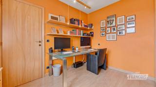 In de Kerkstraat 57 bevindt zich dit ruime en lichtrijke duplexappartement, gelegen op een toplocatie in het hart van Wenduine. U woont hier op wandelafstand van het openbaar vervoer, de winkelstraat, tal van handelszaken, gezellige horecazaken en de zeedijk. De ideale ligging voor wie comfort en bereikbaarheid weet te waarderen.<br /><br />Bij het betreden van het appartement komt u terecht in een ruime inkomhal met een apart gastentoilet. De lichtrijke leefruimte met eetplaats sluit naadloos aan op de open keuken, waardoor een aangename en open leefomgeving ontstaat. Vanuit de leefruimte heeft u toegang tot het balkon aan de voorzijde.<br /><br />Verder beschikt deze verdieping over een eerste ruime slaapkamer die op heden fungeert als bureauruimte. Daarnaast is er een badkamer met ligbad, dubbele lavabo en aansluiting voor een wasmachine, waardoor deze momenteel eveneens als wasruimte dienstdoet. <br /><br />Aan de achterzijde bevindt zich een bijzonder ruim, zuidwestgericht terras waar u in alle rust kunt genieten van de zon. Dankzij de royale oppervlakte is er voldoende plaats voor een eettafel en ligstoelen, waardoor dit terras de perfecte plek is om te ontspannen.<br /><br />Op de bovenverdieping bevinden zich de nachthal, twee volwaardige slaapkamers en een tweede badkamer. De master bedroom beschikt bovendien over een praktische dressing. Tot slot is er nog een handige zolderruimte die extra bergruimte biedt. Als extra troef beschikt het appartement over een gemeenschappelijke fietsenberging.<br /><br />Bent u op zoek naar een ruim duplexappartement met zonnige terrassen op een uitstekende ligging in het centrum van Wenduine? Aarzel dan niet en plan vandaag nog uw bezoek.<br /><br />