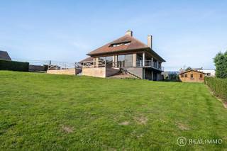 <strong>Op een prachtige ligging bovenop de Tiegemberg bevindt zich deze multifunctionele eigendom met een magnifiek zicht op het omliggende landschap. Momenteel wordt het pand uitgebaat als vergunde feestzaal, met daarboven een volwaardig appartement. Dankzij de ruime oppervlakte en parking, de ligging in woongebied biedt deze eigendom tal van mogelijkheden, zowel voor wie op zoek is naar een ruime gezinswoning als voor wie wonen en werken wil combineren of een vakantiewoning overweegt.</strong><br /><br /><u><strong>Indeling</strong></u><br />Het gelijkvloers wordt momenteel ingericht als vergunde feestzaal. Deze is uitgerust met keuken, koelcel en heel wat praktische opbergruimte. De sanitaire voorzieningen zijn afzonderlijk ingericht voor mannen en vrouwen. Daarnaast is de eigendom deels onderkelderd, wat extra bergruimte biedt.<br /><br />Op de bovenverdieping bevindt zich een appartement met drie slaapkamers, een keuken, een leefruimte en een badkamer. Deze aparte woonruimte biedt heel wat mogelijkheden, bijvoorbeeld voor eigen bewoning, verhuur of een combinatie van wonen en werken, afhankelijk van de gewenste invulling.<br /><br />Buiten geniet je van een aangelegde tuin met een prachtig zicht op het groene landschap van de Tiegemberg. Vooraan de eigendom bevindt zich een ruime parking, wat een grote troef vormt voor zowel privégebruik als professionele activiteiten.<br /><br /><u><strong>Technisch</strong></u><br />Deze multifunctionele eigendom wordt verwarmd via centrale verwarming op gas. De elektriciteit is conform gekeurd. De woning ligt in grotendeels in woongebied, wat verschillende mogelijkheden biedt voor een toekomstige invulling. Denk bijvoorbeeld aan een klassieke gezinswoning, een combinatie van wonen en werken voor iemand met een vrij beroep of een vakantiewoning. De concrete mogelijkheden zijn afhankelijk van de geldende stedenbouwkundige voorschriften en de nodige vergunningen.<br /><br /><u><strong>Troeven</strong></u>
<ul>
<li>Prachtige ligging bovenop de Tiegemberg met magnifiek zicht</li>
<li>Multifunctionele eigendom met tal van mogelijkheden</li>
<li>Aangelegde tuin en ruime parking</li>
<li>Volledig gelegen in woongebied</li>
<li>Centrale verwarming op gas en conforme elektriciteit</li>
</ul>
<u><strong>Interesse?</strong></u><br />Ben je op zoek naar een eigendom met ruimte, een prachtig uitzicht en tal van mogelijkheden? Droom je van een ruime gezinswoning, een combinatie van wonen en werken of een vakantiewoning op een unieke locatie? Dan is deze multifunctionele eigendom op de Tiegemberg zeker een bezoek waard! Contacteer Nicolas meer informatie of een bezoek: nicolas@real-immo.be of 0478 50 58 91.