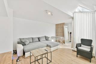 Dit op te frissen duplex-appartement biedt een uitstekende combinatie van ruimte, lichtinval en een centrale ligging. Dankzij de praktische indeling en het aangename wooncomfort vormt dit appartement de ideale opportuniteit voor wie op zoek is naar een gezellige woonst met veel potentieel.<br />Via de inkomhal met apart gastentoilet komt u terecht in de lichtrijke leefruimte die naadloos met open keuken. De keuken is uitgerust met alle nodige toestellen en vormt een aangename plek om te koken en te genieten. De ruime zithoek geniet van veel natuurlijk licht en geeft rechtstreeks toegang tot het zonnige terras waar u in alle rust en privacy kunt ontspannen, zonder inkijk.<br />Op de bovenverdieping bevinden zich twee volwaardige slaapkamers. De eerste slaapkamer ligt vlak naast de badkamer, die uitgerust is met een ligbad, lavabo en toilet. De tweede slaapkamer beschikt over een ensuite douche en lavabo, wat zorgt voor extra comfort en privacy.<br />Daarnaast beschikt het appartement over een privatieve kelderberging, ideaal voor extra stockage.<br />Neem voorsprong met een vrijblijvende en gratis schatting van uw eigendom via:<br />http://www.residentievastgoed.be/gratisonlineschatten<br />EPC: 175 kWh/m² - UC: 2504137 ~ Vg, Wg, Gvkr, Gvv, Gmo ~ Ref. MI24697