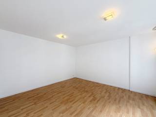 <p><strong>Dit mooie appartement met 2 slaapkamers van ± 89 m² ligt in het hart van Brussel, in de levendige wijk De Brouckère en vlak bij alle voorzieningen (openbaar vervoer, winkels, restaurants…), op de 3e verdieping met lift. Het bestaat uit een lichte woonkamer van ± 21 m², een ingerichte keuken (oven, kookplaten, afzuigkap, koelkast, vriezer en vaatwasser), een toilet, een slaapkamer van ± 14 m² met inbouwkasten, een doucheruimte met wasmachineaansluiting, een slaapkamer van ± 9 m² en een kelder. Kosten: Vastgoedkosten van 180 €/maand, inclusief gemeenschappelijke kosten en koud water. EPC C-. Direct beschikbaar<br /></strong><br /><span>Op de 3e verdieping met lift:</span></p>
<p>- Hal<br />- WC<br />- Woonkamer van ±21 m²<br />- Ingerichte keuken (oven, kookplaten, afzuigkap, koelkast, vriezer en vaatwasser)<br />- Slaapkamer van ±14 m² met inbouwkasten<br />- Doucheruimte met wasmachineaansluiting<br />- Slaapkamer van ±9 m²</p>
<p>Kelder nr. 3.2</p>