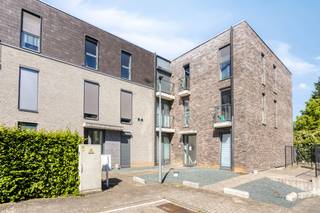 Gunstig gelegen appartement gelegen in een doodlopende straat en in de nabijheid van winkels, openbaar vervoer, invalswegen en alle voorzieningen. <br /><br />Dit energiezuinige appartement heeft label A en is gelegen op de eerste verdieping in een gebouw met lift.<br /><br />Indeling: inkomhal, een ruime woonkamer met open keuken, een berging, een toilet, twee slaapkamers (...m² en ...m²) en een badkamer met inloopdouche. Dit appartement heeft bovendien een leuk (overdekt) terras. Daarnaast is er ook nog een kelderruimte en een privé autostaanplaats inbegrepen. Het is mogelijk om van de staanplaats een gesloten garage te maken mits plaatsen van een poort. <br /><br />Extra informatie: recente bouw (2014-2015), elektriciteit conform tot 2051, individuele CV op gas, dubbele beglazing, gunstig EPC, ... Dit appartement is ideaal zowel voor eigen bewoning, als investering! <br /><br />Interesse? Contacteer Stephanie voor meer informatie of voor het inplannen van een bezoek op 0477 81 67 75 of Stephanie@woonkantoor.be