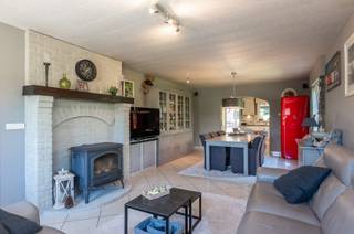 Vrijstaande woning op 1716 m² met zuidgerichte tuin! Uitgerust met 2 badkamers(1 boven en 1 beneden), 3 wc's(1 boven en 2 beneden), 4 slaapkamers(boven), bureau(of 5de slaapkamer beneden), wasplaats, ruime living 32m² en ruime keuken 16m² met alle ingebouwde toestellen, mooie veranda 20 m², garage in woning, woning volledig onderkelderd 153 m², groot magazijn/garage in tuin76 m² en aparte fietsenstalling/technische ruimte zwembad, overkapping/terras van 20m², en zwembad met poolhouse. Vooraan parkeerplaats voor 6 auto's en achteraan minimum 8 auto's. Deze woning bevindt zich in de nabije buurt van scholen, winkels, openbaar vervoer (bus en trein) en 15 min van autostrade E 313.
0498/83 92 04 Geen Immo aub.