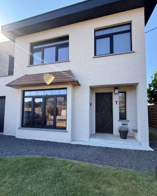 Eengezinswoning (open bebouwing). Gelegen in een rustige, residentiële omgeving, dicht bij het centrum, deze woning biedt een perfecte balans tussen rust, wooncomfort en duurzaamheid (EPC A).<br /><br />Indeling:<br /><br />Gelijkvloers: <br />Inkomhal met trappenhal en een gastentoilet. Zeer lichte en open leefruimte bestaande uit een salon, eetgedeelte en een open keuken met kookeiland (voorzien van alle moderne toestellen). Via de grote ramen is er directe toegang tot het zongerichte terras en de tuin.<br /><br />Eerste verdieping: <br />Overloop die toegang biedt tot 3 slaapkamers afgewerkt met een warme visgraatvloer. <br />Hedendaagse badkamer voorzien van alle comfort.<br /><br />Tuin &amp; Garage: <br />Volledig omheinde, rustige tuin met een groot terras in natuursteen. Ruime garage aanwezig.<br />Extra multi-inzetbare ruimte in de tuin.<br /><br />Technische kenmerken:<br /><br />Type: <br />Open bebouwing / Eengezinswoning<br /><br />Staat: <br />Volledig vernieuwd / Instapklaar<br /><br />Slaapkamers: <br />3<br /><br />Sanitair: <br />Badkamer + 1 apart toilet<br /><br />EPC: <br />Klasse A<br /><br />Extra's: <br />Garage, zonnig terras, voorzieningen voor airco's, kelder, zonnepanelen, batterij <br />
