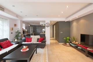 Deze ruime halfopen hoekwoning, gelegen in Moerbeke, combineert modern comfort met een praktische indeling. EPC B, asbestveilig en electriciteit conform tot 2039 !!! De woning beschikt over 3 slaapkamers, en bureau (of 4de slaapkamer), een verzorgde badkamer, een ruime en volledig uitgeruste open keuken met kookeiland en aansluitend eet- en woonkamer. De moderne keuken is voorzien van een kookeiland met bar zitplaatsen, hoogwaardige inbouwapparatuur, oven, magnetron, vaatwasser en een inductiekookplaat. Op de verdieping treffen we 4 ruime slaapkamers aan, elk met voldoende daglicht en ruimte voor een bed en kledingkasten. De hoofdslaapkamer heeft een rustige uitstraling. De overige kamers lenen zich idealiter als kinderslaapkamers, logeerkamers of thuiskantoor. De moderne badkamer is functioneel ingedeeld en biedt comfort voor het hele gezin. De afwerking is strak en doordacht met neutrale kleuren en inbouwspots die ’s avonds een aangename sfeer creëren.Kortom, deze instapklare gezinswoning in Moerbeke combineert ruimtelijk wooncomfort met praktische voorzieningen zoals een garage en parkeergelegenheid, in een rustige omgeving dicht bij station en winkels. Plan vandaag nog een bezichtiging en ervaar zelf de ruimte en de moderne afwerking. geen tuin of terras, (eventueel naastgelegen perceel te gebruiken = stadseigendom) inclusief aparte garage op 25 m. De woning is verhuurd.