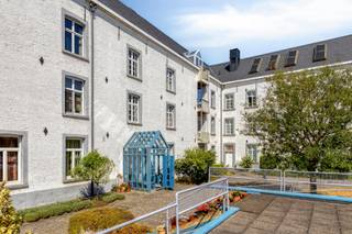 Welkom in de historische Dossin Kazerne in Mechelen!<br /><br />Dit uniek appartement combineert karaktervol erfgoed en authentieke elementen met hedendaags comfort. In het appartement zijn maar liefst 4 slaapkamers, 2 badkamers aanwezig en de mogelijkheid tot het inrichten van een volledig extra verdiep. Gelegen op een uitzonderlijke en centrale locatie op wandelafstand van het centrum van Mechelen, en kortbij de ring.<br /><br />Het appartement beschikt over een grote inkom met gastentoilet, dat uitgeeft op de zeer ruime en gezellige leefruimte. Hier zie je de authentieke elementen en houten draagstructuur wat voor een enorm charme niveau zorgt. De keuken sluit hier netjes op aan en is zojuist gemoderniseerd. Naast de keuken tref je een handige berging en wasplaats. In de woonkamer is ook een dakkapel met terras. (uitzicht op de Sint-Rombouts)<br /><br />Er zijn op het eerste niveau 3 zeer ruime slaapkamers aanwezig, waarvan één met en-suite badkamer én een sauna! Verder is er nog een 2de gemeenschappelijke badkamer op de gang. Het complex heeft een fietsenberging, en 3 vrije staanplaatsen voor bewoners.<br /><br />Boven de woonkamer bevindt zich de 'mesanine', waar je de laatste slaapkamer terugvindt en bovendien een volledig verdiep dat nog kan ingericht worden als extra woonkamer/slaapkamer/hobbyruimte/... Het appartement is ook energiezuinig met een EPC score B!<br /><br />Kortom, dit is een zeldzame opportuniteit voor wie op zoek is naar ruimte, historisch karakter en een uitstekende ligging in hartje Mechelen!