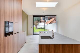 Bent u op zoek naar een woning waar werkelijk aan elk detail is gedacht? Deze recent en hoogwaardig gerenoveerde woning te koop aan de...