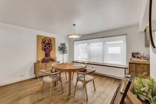 <p>Bent u op zoek naar <strong>een ruim en instapklaar appartement </strong>op een centrale ligging? Dan is dit <strong>volledig gerenoveerde appartement van maar liefst 108 m² </strong>zeker een bezoek waard! Het appartement bevindt zich op een uitstekende locatie, op wandelafstand van het station en het centrum van Liedekerke, met vlotte verbindingen naar omliggende steden en alle nodige voorzieningen binnen handbereik. Bij het betreden van het appartement komt u in de inkomhal, die toegang biedt tot de verschillende ruimtes. Op het gelijkvloers bevindt zich <strong>een garage</strong> die momenteel ingericht is als schoonheidssalon, ideaal voor zelfstandige activiteit of eenvoudig terug om te vormen tot garage. Verder beschikt het appartement over <strong>een lichtrijke en ruime woonkamer </strong>met een open, volledig uitgeruste leefkeuken – de perfecte plek om te ontspannen of gasten te ontvangen. Via de nachthal bereikt men <strong>de twee ruime slaapkamer</strong> en de moderne badkamer. <strong>Elektriciteit conform</strong> - Dubbel glas PVC - Dak vernieuwd + geïsoleerd - Vloer geïsoleerd - Centrale ligging. Kortom, een ruim en praktisch ingedeeld appartement op een toplocatie! (Maatregelen opgenomen in het maatregelenregister: neen)</p>