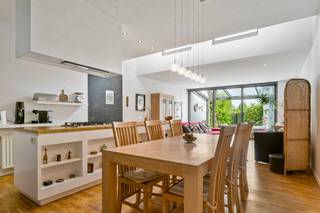 Op een centrale locatie te Wilrijk vinden we deze instapklare gerenoveerde woning met 3 slaapkamers en charmante stadstuin. U bevindt zich hier op wandelafstand van supermarkten, eet-en drankgelegenheden, winkels, scholen, het openbaar vervoer alsook het Park Van Eeden. De A12, de oprit van de E19 alsook het Universitair Ziekenhuis Antwerpen bereikt u binnen de 5 à 10 minuten met de auto.<br /><br />Benieuwd naar deze woning? Klik hier voor een prachtig vogelperspectief!<br /><br />We betreden deze instapklare woning via de royale inkom met apart gastentoilet en ruimte voor een bureau. Via de traphal, met een prachtig hoog plafond, en langs de vestiaire komen we in de lichtrijke leefruimte. De open keuken is mooi geïntegreerd in het geheel en is voorzien van de nodige toestellen. Via de leefruimte bereiken we de tuinkamer die fungeert als verlenging van het wooncomfort naar buiten toe. In de charmante tuin met terras en tuinhuis kan u steeds in alle rust en privacy genieten van het mooie weer. Verder beschikt het gelijkvloers nog over een berging met aansluiting voor wasmachine en droogkast, alsook de toegang naar de kelderruimte. Op de eerste verdieping komen we bij 3 slaapkamers, een apart toilet alsook de badkamer, voorzien van dubbele lavabo en douchebad. Op de overloop in de vide kan u eveneens een bureauruimte inrichten. De woning is uniek door zijn verschillende dakkoepels, hoge plafonds en zonnepanelen. <br /><br />Bij interesse kan een overdekte autostaanplaats op 200m van de woning extra aangekocht worden voor 22.500 euro.<br /><br />Dit is een uitstekende opportuniteit als u op zoek bent naar een instapklare woning met 3 slaapkamers en charmante stadstuin op een centrale locatie te Wilrijk. Contacteer ons voor meer informatie op 0472 82 80 66 of neem een kijkje op www.boonstravastgoed.be. <br /><br />Bijzonderheden:<br />- Uniek karakter<br />- Gezellige stadstuin<br />- Gunstige EPC score B