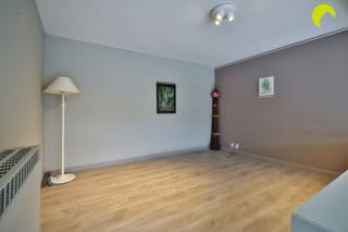 <p><span>Goed onderhouden gelijkvloers appartement (75m²) met 1 slaapkamer, een heel groot terras (100m²) en een grote garagebox gelegen in een rustige woonwijk te Edegem.</span></p><p><span>Het appartement is gelegen op de gelijkvloerse verdieping van een gebouw dat dateert van 1974. Het appartement zelf vinden we terug aan de achterkant van het gebouw.</span></p><p><span>In directe nabijheid vindt u winkels, scholen, verbindingswegen, openbaar vervoer enzovoort. Tevens vindt u op wandelafstand de Romeinse Put en het Sint-Goriksplein.</span></p><p><span> </span></p><p><span>Het appartement zelf beschikt overal over dubbele beglazing met aluminium schrijnwerk. De individuele, centrale verwarming verloopt op gas (recente brander) en de elektriciteit is conform aan de voorschriften van het AREI.</span></p><p><span>Het asbestattest is nog in opmaak en wordt bezorgd bij akte. Het gebouw zelf wordt goed onderhouden en het dak is reeds vernieuwd en extra geïsoleerd conform de huidige normen.</span></p><p><span> </span></p><p><span>Indeling:</span></p><p><span> </span></p><p><span>We betreden het appartement in de centrale inkomhal. Aan de rechter kant vinden we de slaapkamer die uitkijkt op het grote terras.</span></p><p><span>Aan de andere kant is er een extra (tussen)kamer die momenteel dienst doet als bureau.</span></p><p><span>We lopen verder door en bereiken de gerenoveerde badkamer met badkamermeubel, inloopdouche en toilet.</span></p><p><span>Achteraan vinden we de ruime leefruimte met aparte zit/tv hoek. Via de leefruimte bereiken we de basis ingerichte keuken.</span></p><p><span>Een grote troef van het appartement is het enorme terras. Hier zijn veel mogelijkheden.</span></p><p><span> </span></p><p><span>Graag som ik voor u de troeven op van dit gezellig gelijkvloers appartement in Edegem:</span></p><p><span> </span></p><ul><li><span>Rustige locatie, in directe nabijheid van openbaar vervoer, winkels, scholen, verbindingswegen, Romeinse Put, ...</span></li><li><span>Goed onderhouden gebouw: dak reeds voorzien van isolatie</span></li><li><span>Overal dubbele beglazing met aluminium schrijnwerk, elektriciteit conform</span></li><li><span>Zeer tuin terras (100m²)</span></li><li><span>Inclusief garagebox</span></li></ul><p><span> </span></p><p><span>EPC 307 kWh/m² jaar (D-label)</span></p><p><span>STEDENBOUW OP AANVRAAG</span></p><p><span>P-score (perceelscore): klasse D</span></p><p><span>G-score (gebouwscore): </span><span>klasse D</span></p><p><span> </span></p><p><span>Voor een bezoek terplaatse bel 03/449.41.42 of mail hallo@habicom.be</span></p><p><span>Benieuwd naar de waarde van jouw woning? Check het gratis op <span>www.watismijnhuiswaard.be</span></span><span> </span></p><p><span> </span></p>