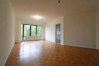 <p>Wonen tussen groene parken en tevens dichtbij invalswegen? Wij presenteren dit 2 slaapkamer appartement te Borsbeek. <br />Gelegen in een aangename buurt nabij het centrum van Borsbeek en Deurne Zuid en omgeven door het Floris Primspark, het Mertensplein, Fort 3 en Boekenbergpark. Een locatie dichtbij winkels, gezellige cafés en supermarkten en tevens direct aan alle grote invalswegen. Openbaar vervoer op wandelafstand.</p><ul><li>2 SLP</li><li>Balkon</li><li>Autostaanplaats</li></ul><p>Dit appartement van 80 m² is gelegen op de 2e verdieping van een kleinschalig gebouw met 6 appartementen. De inkomhal met apart toilet en technische berging leidt naar de leefruimte. De royale leefruimte op parket is ingedeeld in een living, een eetkamer. aansluitend bevindt zich de keuken, geïnstalleerd met toestellen. Aan de rustige achterzijde bevinden zich de 2 slaapkamers van 16 m² en 11 m². De slaapkamers delen een badkamer die een bad met douche, een dubbele wastafel en een handdoek droger omvat.</p><p>Gemeenschappelijke kosten: € 41 </p><p>Interesse?<br />Vul je bezoekaanvraag in op onze website: www.sinjoor.be</p>