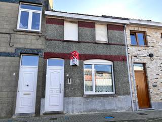 Woning in een rustige straat Dit huis beschikt over een steen-en regenput en heeft een uitgang achteraan naast de garage. In de grote garage...