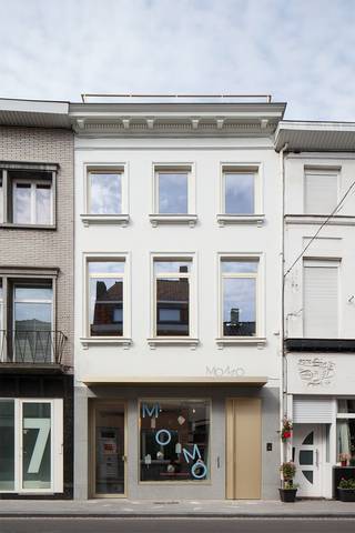Dit aangenaam, goed gelegen en praktisch ingedeeld appartement werd vormgegeven door een Kortrijkse architect en beschikt over een uitzonderlijk...