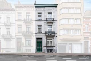 <p><strong>Karaktervolle woning in zeer goede staat in Schaarbeek met buitenruimtes.</strong><br />De woning gelegen in de Van Schoorstraat bevindt zich in een dynamische buurt, goed bereikbaar en dicht bij alle voorzieningen. Op enkele kilometers afstand vindt u het stadscentrum (gemakkelijk bereikbaar met de tram), de Docks en de toegang tot de ring.</p>
<p>De woning van ±378m² is als volgt ingedeeld — van beneden naar boven —</p>
<ul>
<li>de kelders zijn ingericht in verschillende ruimtes, waaronder een bioscoophoek, een slaapkamer met aangrenzende douche, opslagruimtes en toegang tot de tuin.</li>
<li>het gelijkvloers omvat de eerste leefruimtes met onder andere een salon, eetkamer, keuken, wc en toegang tot de tuin.</li>
<li>de 1e verdieping: vier aaneensluitende kamers en een balkon dat naar wens kan worden ingericht.</li>
<li>de 2e verdieping: 3 slaapkamers, waarvan één met terras en een andere met balkon.</li>
<li>de 3e verdieping: 3 ruimtes, waarvan één met toegang tot de zolder.</li>
</ul>
<p>Er zijn 4 badkamers/doucheruimtes verspreid over de hele woning.</p>
<p>Het pand is uitstekend onderhouden en beschikt over een uitstekende EPC-score.<br />Geen stedenbouwkundige inbreuken volgens de stedenbouwkundige inlichtingen.</p>
<p>Informatie, bezoeken en advies: neem contact met ons op<br />M. maxime.l@weinvest.be - T. 02 315 77 22</p>