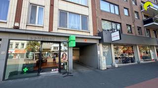 <p><span>Deze garagebox is gelegen in de winkelstraat "de Statielei", het winkelcentrum van Mortsel.  </span></p><p><span> </span></p><p><span>Via een automatisch poort komt u in het garagecomplex.  </span></p><p><span> </span></p><p><span>De Garagebox nr. 27 met manuele poort is onmiddellijk beschikbaar vanaf aktedatum.  Er is geen water of elektriciteit aanwezig in de garage.</span></p><p><span>De garage heeft volgende afmetingen (3.0 m BR x 5.4 m D)</span></p><p><span> </span></p><p><span>Voor meer info of een bezoek ter plaatse, bel ons op 03-449 42 41 of mail ons via hallo@habicom.be</span></p><p><span>Benieuwd naar de waarde van jouw woning?  Check het gratis op <span>www.watismijnhuiswaard.be</span></span></p><p><span> </span></p><p><span> </span></p>