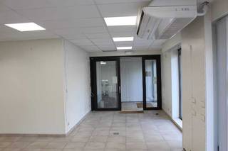 Commercieel handelspand met vele doeleinden, in het centrum en volledig gerenoveerd.Inkomhal 9 m² met commercieel ruimte 50 m², en drie aparte kamers...