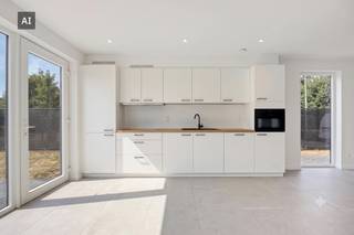 Bent u op zoek naar een moderne en energiezuinige gezinswoning in een rustige, kindvriendelijke omgeving? Dit splinternieuwe huis te koop in het charmante Wijchmaal (Peer) biedt u alle comfort van een eigentijdse nieuwbouw. Met een uitstekende bereikbaarheid en alle nodige voorzieningen zoals scholen en winkels in de buurt, is dit de ideale kans om uw intrek te nemen in een dynamische en groene regio. Dit hoogwaardige vastgoed is bovendien uitgerust met moderne zonnepanelen, wat garant staat voor een lage energiefactuur en een duurzame toekomst.<br /><br />Bij het betreden van de halfopen bebouwing komt u binnen in een uitnodigende inkomhal met een gastentoilet. De hal leidt u rechtstreeks naar de ruime, lichtrijke leefruimte. Hier loopt de zithoek naadloos over in de open keuken, die perfect is ingericht voor gezellige kookmomenten met het gezin. Aansluitend aan de keuken bevindt zich een praktische, koele berging. Dankzij de grote raampartijen geniet u van een overvloed aan natuurlijk daglicht én heeft u een prachtig uitzicht op de volledig aangelegde tuin met een sfeervol terras.<br /><br />Op de eerste verdieping brengt de nachthal u naar drie volwaardige, comfortabele slaapkamers. De moderne badkamer is voorzien van alle hedendaagse comfort om heerlijk te ontspannen. Daarnaast is er op deze verdieping nog een extra berging aanwezig, ideaal voor het stockeren van huishoudelijke spullen of als extra wasruimte.<br /><br />Dit unieke huis in Peer is volledig instapklaar en biedt flexibiliteit qua afwerking. De koper heeft namelijk de unieke keuze: het pand kan volledig professioneel geschilderd en geverfd opgeleverd worden, of u kiest ervoor om de woning zelf te verven en zo meteen uw eigen stempel op het interieur te drukken.<br /><br />Buiten beschikt het perceel over een fraaie voortuin en een ruime oprit met parkeergelegenheid op eigen terrein. De achtertuin met het reeds aangelegde terras is de perfecte plek om te genieten van zonnige middagen en gezellige barbecue-avonden.<br /><br />Bent u benieuwd naar de troeven van dit energiezuinige huis in Peer? Neem vandaag nog contact met ons op voor meer informatie of een bezoek ter plaatse!<br /><br />Bestuursmaatregelen in het maatregelenregister: nee<br /><br />Deze AI-visualisaties zijn bedoeld als inspiratie. Er werd geen rekening gehouden met technische specificaties, stedenbouwkundige voorschriften of de concrete mogelijkheden tot realisatie.