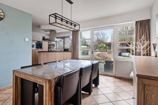 Deze woning is rustig gelegen aan de rand van Berendrecht. Winkels, scholen en het openbaar vervoer bevinden zich allemaal in de directe omgeving. U betreedt de woning via de inkomhal met handige vestiairehoek en gastentoilet. Vanuit deze inkomhal heeft u rechtstreeks toegang tot de ruime en lichte leefruimte met aangrenzend een comfortabel uitgeruste, open keuken. Een kamerhoge, uitslaande raam zorgt voor een fijne verbinding tussen de leefruimte en het gezellige terras. Verder bevindt zich op het gelijkvloers nog een praktische berging en een inpandige garage. Via de trap in de inkomhal bereikt u de nachthal op de 1e verdieping, waar zich 3 ruime slaapkamers en een badkamer met ligbad, toilet en wastafel bevinden. De master-bedroom beschikt tevens over een praktische dressing. Via een zolderluik in de nachthal bereikt u nog een bergzolder op de 2e verdieping. De inpandige garage biedt handig plaats aan uw wagen. Extra troef is een deur die van hieruit meteen toegang geeft tot de tuin. Ook op de oprit voor de woning is er voldoende plek voor een extra wagen te parkeren op eigen terrein. Het perceel heeft een totale oppervlakte van 450m². In de prachtige oost-tuin met toffe pergola is het heerlijk genieten van het zonnetje en de buitenlucht! U profiteert hier tevens van een weids uitzicht over de naastliggende landerijen. Super praktisch is het poortje naast de woning, waardoor u vanaf de straatzijde een makkelijke doorgang heeft naar de tuin.