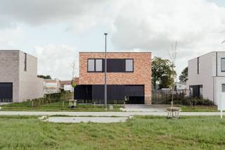 In de ‘Eggerstraat’, net buiten de dorpskern van Oostmalle bouwt Danneels deze stijlvolle open bebouwing op het lot 15. Het perceel is 605 m² groot en is rustig gelegen centraal in de nieuwe buurt.<br /><br />Deze vrijstaande woning in moderne bouwstijl heeft een doordachte indeling. Met o.m. een lichtrijke open ingedeelde leefruimte, extra bureauhoek, volledig ingerichte keuken en badkamer, 3 ruime slaapkamers, garage, oprit, terras én ruime omheinde tuin. <br /><br />De woning wordt heel energiezuinig en is uitgerust met een geothermische warmtepomp, vloerverwarming, zonnepanelen en een ventilatiesysteem met warmterecuperatie. <br /><br /><span>We werken jouw nieuwe thuis sleutel-op-de-deur voor je af. Jij kiest jouw keuken- en badkamerinrichting, de vloer- en wandtegels uit bij onze projectpartners. Onze klantenbegeleider staat voor je klaar tijdens het hele realisatietraject. </span>