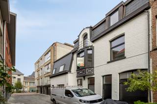 <p>Wie houdt van ruimte, karakter en een centrale ligging, vindt in deze woning aan de Lange Heistraat in Mechelen een heerlijke thuisbasis. Dit pand uit 1930 wordt volledig gerenoveerd opgeleverd in 2026 en combineert de charme van weleer met een hedendaags, instapklaar wooncomfort. De rustige, residentiële buurt middenin het centrum zorgt voor een aangename balans tussen groen gevoel en stedelijk gemak, en spreekt zowel gezinnen als mensen die extra ruimte zoeken aan.</p><p>Bij binnenkomst verwelkomt een ruime inkomhal van 5,7 m², mooi gescheiden van de leefruimte voor een vlotte indeling. De leefruimte van 14 m² sluit aan op een volledig ingerichte keuken van 11,7 m², ideaal om samen te koken en te tafelen. Een gastentoilet op het gelijkvloers maakt het plaatje compleet, net als de inpandige garage van 13 m². <br />Via de nachthal op de eerste verdieping bereik je drie slaapkamers (10,5 m², 15,7 m² en 11,8 m²) en een badkamer met douche van 6 m². <br />Op de tweede verdieping vind je nog eens drie slaapkamers (11,8 m², 13,7 m² en 10,1 m²) en een tweede badkamer, deze keer met ligbad, eveneens 6 m². Met in totaal zes slaapkamers en twee badkamers biedt deze woning van 145 m² netto bewoonbare oppervlakte volop flexibiliteit voor een groot gezin, thuiswerk of een inwonende tiener.</p><p>Achteraan geniet je van een tuin met terras, 37 m² groot en oost georiënteerd, perfect voor een rustige ochtendkoffie in de zon. Er is tevens een buitenberging aanwezig. De totaalrenovatie in 2026 garandeert een instapklare woning met centrale verwarming op radiatoren en alle nutsvoorzieningen aanwezig: water, elektriciteit en gas. De voorgevel meet 7,5 meter breed, en het geheel is voorzien op een grondoppervlakte van 115 m². Er zijn zonnepanelen aanwezig met een thuisbatterij, wat zorgt voor een EPC-label A. We hebben een impressie gemaakt van de tuin: achtergevel is ondertussen geïsoleerd + afgewerkt met witte crepi. De tuinberging wordt nog voorzien van een nieuw dak. </p><p>De ligging is een troef op zich: winkels, scholen, openbaar vervoer, een station, sportfaciliteiten en invalswegen bevinden zich allemaal binnen handbereik, zodat je nooit ver hoeft te rijden voor je dagelijkse boodschappen of verplaatsingen. Deze combinatie van centrale bereikbaarheid en rustige woonomgeving is in Mechelen niet vanzelfsprekend.</p><p>Benieuwd hoe deze ruime gezinswoning er in het echt uitziet? Plan je bezoek in via onze website! </p>