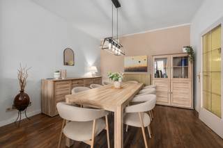 <p>Op zoek naar een ruime, energiezuinige gezinswoning met tal van mogelijkheden in een aangename buurt van Wilrijk? Dan is deze woning zeker een bezoek waard.<br /><br />Bij aankomst geniet je meteen van het comfort van een brede oprit met plaats voor twee wagens én een ruime garage, zodat parkeren altijd eenvoudig en zorgeloos verloopt.<br /><br />Binnen word je verwelkomd in een verrassend ruime woning, ideaal voor grote gezinnen of wie graag extra ruimte heeft. Een woning die moeiteloos meegroeit met jouw toekomstplannen.</p>
<p>Ook op vlak van energie scoort deze woning uitstekend. Dankzij de recente dak- en gevelisolatie, vernieuwde ramen, zonnepanelen en een nieuwe verwarmingsketel geniet je van een aangenaam wooncomfort én een lagere energiefactuur.</p>
<p>Gelegen op een vlot bereikbare locatie in Wilrijk, met winkels, scholen, openbaar vervoer en belangrijke invalswegen in de nabije omgeving, combineert deze woning ruimte, comfort en een gunstige ligging.</p>
Belangrijkste ruimtes:<br />• Royale inkomhal<br />• Inpandige garage met automatische poort<br />• Vier slaapkamers<br />• Twee badkamers met douche, toilet en wastafel in meubel<br />• Lichtrijke woonkamer<br />• Ingerichte keuken<br />• Zolder met vaste trap én potentieel voor 2 à 3 extra slaapkamers<br />• Zonnige tuin (40 m²)<br /><br />Troeven:<br />• Rustige straat met uitstekende bereikbaarheid en nabij centrum Wilrijk<br />• Vier volwaardige slaapkamers met mogelijkheid tot uitbreiding<br />• Energiezuinige woning<br />• Airco<br /><br />Neem vandaag nog contact op met je ERA-makelaar voor een bezoek. JOUW DROOMHUIS. ZO GEVONDEN!