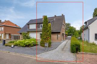 <strong>Bent u op zoek naar een woning met karakter, veel lichtinval, een mooie tuin én een rustige, maar centrale ligging? Dan is deze charmante woning in Erps-Kwerps zeker een bezoek waard!</strong><br /><br />Gelegen in een rustige straat, op een steenworp van winkels, scholen, openbaar vervoer en belangrijke invalswegen, geniet van een aangename woonomgeving met een uitstekende bereikbaarheid.<br /><br />Bij het binnenkomen springt de prachtige authentieke trap meteen in het oog. De inkomhal beschikt over een vestiaire en een gastentoilet. Op het gelijkvloers vindt u een lichtrijke leefruimte met grote raampartijen en een mooi zicht op de tuin, een gezellige keuken en een ruime veranda die tal van mogelijkheden biedt. De woning is bovendien bijna volledig onderkelderd en biedt heel wat praktische bergruimte, ideaal als wasplaats en stockage.<br /><br />Op de eerste verdieping bevinden zich drie slaapkamers en een badkamer. Daarnaast beschikt de woning over een praktische bergzolder. Buiten geniet je van een verzorgde, zonnige tuin met een gunstige oriëntatie, een garage en voldoende parkeergelegenheid op de oprit.<br /><br />De woning wordt momenteel verwarmd via een condenserende stookolieketel, maar een gasaansluiting is reeds aanwezig. Er geldt een renovatieverplichting, maar dankzij de solide basis, de mooie authentieke elementen en de uitstekende ligging biedt deze woning een unieke kans om uw eigen, hedendaagse thuis te creëren.<br /><br /><strong>Interesse? Contacteer Anne-Leen voor een bezoek via 0495 13 81 11.</strong>