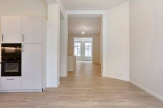 Gelegen in de Bronstraat, in een rustige buurt nabij de Louizalaan, biedt dit ruime en lichtrijke appartement modern wooncomfort met een vleugje luxe. Het maakt deel uit van een stijlvol en volledig vernieuwd gebouw (totaalrenovatie in 2024) met hoge plafonds en een prachtige inkomhal.<br /><br />Gelijkvloers appartement met ruime leefruimte sluit naadloos aan op de hedendaagse keuken, uitgerust met alle nieuwe toestellen. Vanuit de keuken heeft u rechtstreekse toegang tot de tuin via een trap, waar u in alle rust kunt genieten van een groene buitenruimte in de stad.<br />Op tuinniveau bevinden zich twee ruime slaapkamers en een stijlvolle badkamer met inloopdouche, ligbad en toilette. Daarnaast beschikt het appartement over een gastentoilet, aansluitingen voor was-en droogmachine en een privatieve kelder. <br /><br />Dankzij de centrale ligging, kwalitatieve materialen en doordachte renovatie is dit appartement instapklaar en biedt het het perfecte evenwicht tussen comfort, stijl en ligging.<br /><br />Extra troeven:<br />- EPC-label C: energiezuinig en conform de huidige normen<br />- Lage algemene kosten<br />- Instapklaar en kwalitatieve afwerking<br /><br />Voor meer informatie: laura@immoaccenta.be