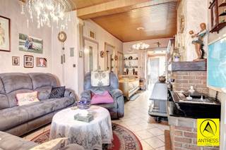 <p><span>Ideaal rustig residentieel doch in het centrum van Kontich gelegen gezinswoning met ruime zuidwest geörienteerde tuin.</span></p><p><span>Zeer laag kadastraal inkomen (404€), mogelijkheid tot bijbouwen van extra verdieping en garagebox met oprit achteraan de tuin (mits aanvraag vergunning).</span></p><p><span> </span></p><p><span>Omschrijving:</span></p><p><span>De woning beschikt over een kleine inkomhal.<br />De leefkamer kan makkelijk worden ingericht met eetplaats en salon.<br />De keuken is voorzien van alle comfort, grenzend aan de keuken treffen we de badkamer met douche, lavabo en wc.</span></p><p><span>Tussen de achtergevel en de tuin werd een veranda voorzien, treffen we in een aparte kamer aansluiting wasmachine/ droogkast.</span></p><p><span>De woning beschikt over een ruime tuin met ideale zuidwest oriëntatie, mits aanvraag vergunning kan achterin de tuin nog een garagebox met oprit geplaatst worden.<br />Op de eerste verdieping treffen we de 2 ruime slaapkamers, mits vergunning mogelijkheid tot plaatsen van een tweede verdiep.</span></p><p><span>De woning beschikt over een kelder.</span></p><p><span> </span></p><p><span>Gratis schatting met advies op maat? Neem gerust contact met ons op!</span></p>