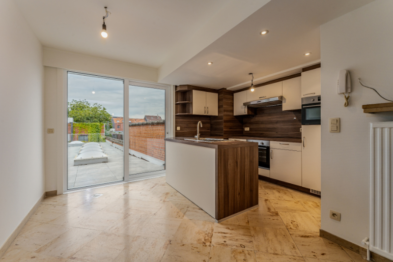 Genoveerd appartement met drie slaapkamers en groot terras - foto 5