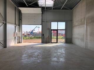 <p>Magazijnruimte met een oppervlakte van 204 m² te huur, strategisch gelegen aan de Halfstraat 5 in Aartselaar. Deze functionele unit bevindt <br />zich op een uitstekende locatie met een zeer vlotte aansluiting op belangrijke verkeersaders.<br />De unit ligt op slechts 200 meter van de Boomsesteenweg/A12. Daarnaast bevindt de snelwegen E19 (Brussel – Antwerpen – Nederland) zich <br />op 5km. De E34 ligt op 10 km van de unit.</p>
<p>De magazijnunit is uitgerust met een sectionaalpoort en een aparte toegangsdeur. Dankzij de raampartij naast de sectionaalpoort en de <br />lichtstraat in het plafond geniet het pand van een aangename natuurlijke lichtinval. <br /><br /></p>