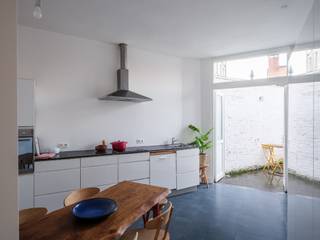 <strong>Lichtrijke en instapklare woning met 3 slaapkamers en stadskoer nabij Gent-Centrum</strong><br /><br />Deze instapklare woning ligt op een uitstekende locatie nabij het Rabot en AZ Sint-Lucas, op slechts vijf minuten fietsen van de Gentse binnenstad. Winkels, scholen en openbaar vervoer bevinden zich op wandelafstand.<br /><br />Met een <strong>EPC C-label</strong> en <strong>conforme elektrische keuring</strong> bevindt de woning zich in een <strong>uitstekende staat</strong>. Ze werd voor verkoop <strong>netjes opgefrist</strong> en <strong>combineert een frisse uitstraling met hedendaags comfort.</strong><br /><br />Achter de brede gevel van 6,7 meter schuilt een<strong> ruime woning </strong>met <strong>hoge plafonds</strong> en een <strong>praktische indeling.</strong> Op het gelijkvloers vindt u een<strong> lichtrijke eetruimte en keuken</strong> met toegang tot de <strong>stadskoer</strong>, aangevuld met een <strong>ruime kelder</strong>. De eerste verdieping omvat een <strong>eerste slaapkamer</strong> en een ruime <strong>badkamer met ligbad en douche</strong>. Op de bovenverdieping is een <strong>tweede volwaardige slaapkamer </strong>en bijkomende plaats voor <strong>bureau of dressing</strong>. Onder de nok bevindt zich een <strong>3de slaapkamer.</strong><br /><br /><strong>Een mooie kans voor wie comfortabel en betaalbaar in de stad wil wonen, met alle voorzieningen binnen handbereik.</strong><br /><br /><em>Voor meer informatie, mail naar info@carloeggermont.be</em>