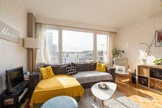 Bent u op zoek naar een instapklaar appartement op een uitstekende locatie in Brussel? Dan zal dit charmante 1-slaapkamerappartement in Residentie Aigle u ongetwijfeld weten te bekoren. Gelegen in Sint-Joost-ten-Node, op een boogscheut van de markt en het Madouplein, geniet u hier van een vlotte bereikbaarheid, tal van winkels, openbaar vervoer en alle dagelijkse voorzieningen binnen handbereik.<br /><br />Het appartement bevindt zich op de vierde verdieping en beschikt over een bewoonbare oppervlakte van 51 m² (volgens EPC). Bij het binnenkomen wordt u verwelkomd in een inkomhal met vestiaire en een apart gastentoilet, een volledig uitgeruste keuken met rechtstreeks toegang tot het aangename balkon met prachtige vergezichten, een ruime en lichtrijke leefruimte en achteraan bevindt zich de comfortabele slaapkamer, die aansluit op de badkamer met douche en een praktisch lavabomeubel.<br /><br />Divers: Elektriciteit conform, EPC D, Individuele verwarming op aardgas (condensatieketel 2016), Dubbele begalzing in PVC raamprofiel, Massief parketvloer, aansluiting wasmachine in badkamer, trimestriële syndicuskosten (reservefonds, verzekering, onderhoud, lift & syndicus) €120/maand, kadastrale gegevens, stedenbouw en syndicus inlichtingen in aanvraag.<br /><br />Dankzij de uitstekende ligging, de praktische indeling en de instapklare afwerking vormt dit appartement een ideale woonst voor starters, alleenstaanden of als interessante investering.<br /><br />Interesse in dit mooie appartement? Contacteer Davy Vermander op 0495 44 77 53 Bel ons vandaag nog voor meer informatie of plan een bezoek in. Wij leiden u graag rond!<br /><br />
